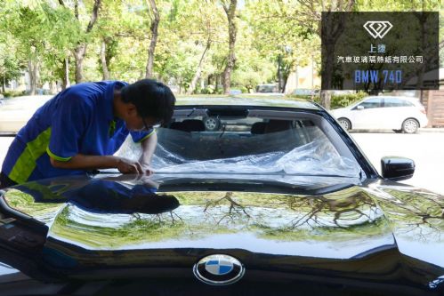 拆下破損的BMW 740前擋風玻璃, 進行除膠 & 防鏽塗裝處理