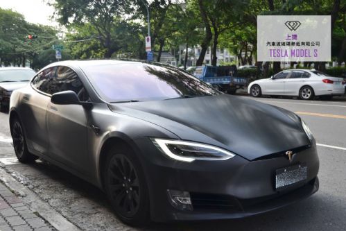 全車髮絲黑的MODEL S, 有夠個性!