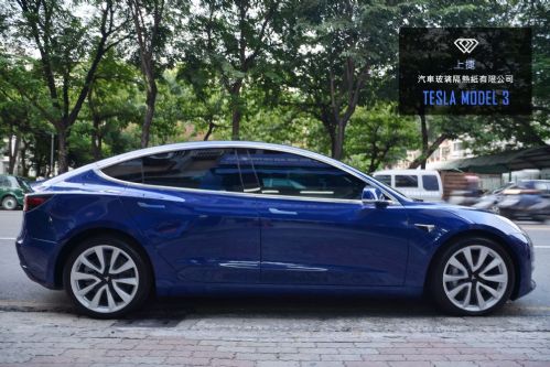 這台MODEL 3的車主直上FSK最頂級最隔熱的冰鑽A-Top陶瓷膜!