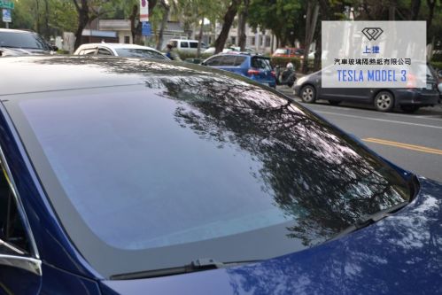 這台特斯拉車主選擇冰鑽KT18的前擋隔熱紙, 讓外面都看不進來