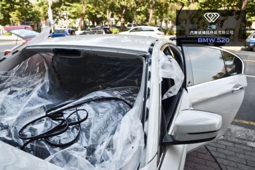 整理過程也舖上防塵套，保留車內清潔