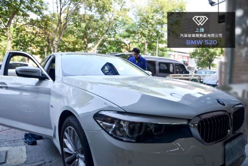安裝上全新BMW G30原廠擋風玻璃，讓車主又可以安心的上路！