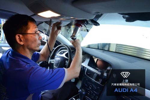 AUDI A4 奧迪前擋風玻璃拆卸中, 南臺灣獨家進口專業拆卸設備