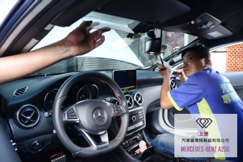 BENZ 賓士 A系列擋風玻璃更換中