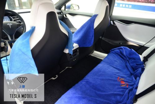 施工前做好完善的車內防護，保護愛車的奈米皮革座椅