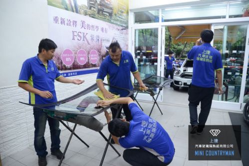 全新的原廠擋風玻璃準備進行黏合囉